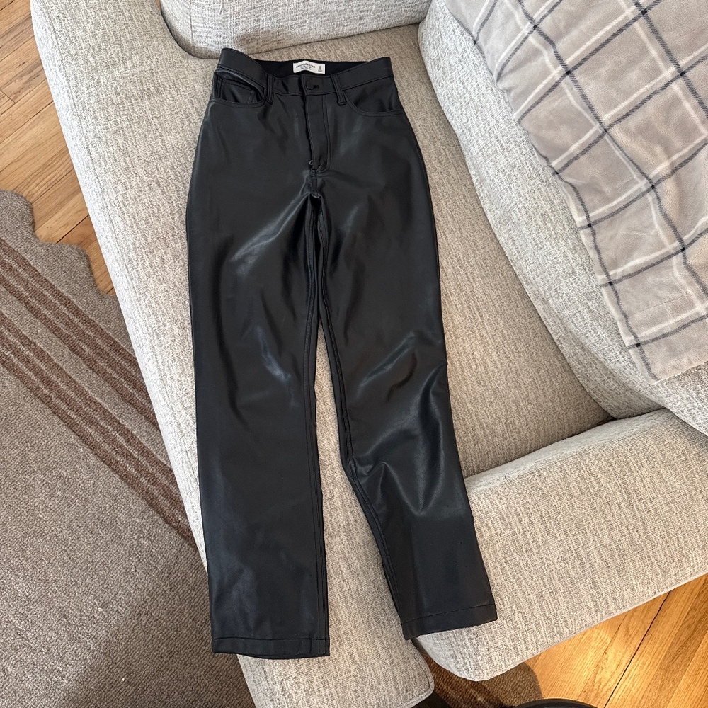 Abercrombie Curve Love High Rise 90’s Straight Vegan Leather Pants - Picture 3 of 5